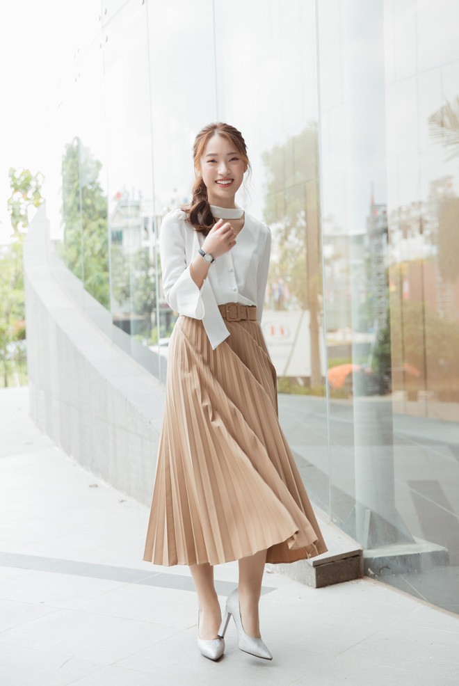 Chân váy xòe kết hợp với áo kiểu là bộ outfit thường được Khánh Vy diện.