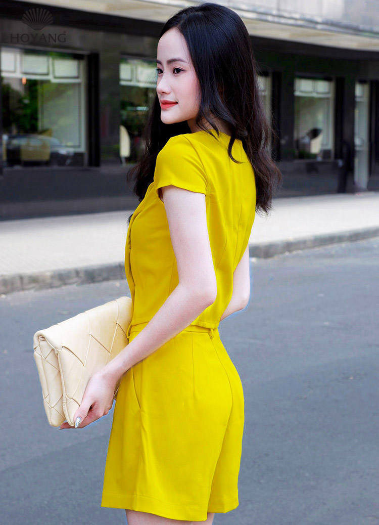 áo kiểu nữ và quần short màu vàng