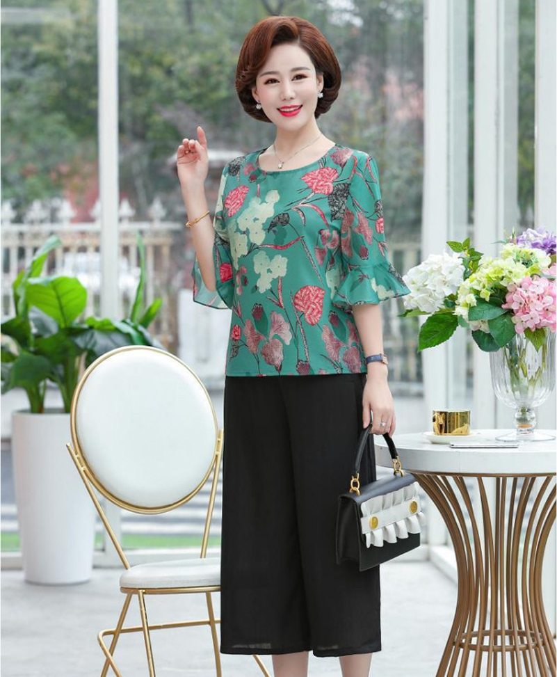 Một số shop đầm thiết kế cao cấp trung niên có sẵn các phụ kiện cho bạn lựa chọn